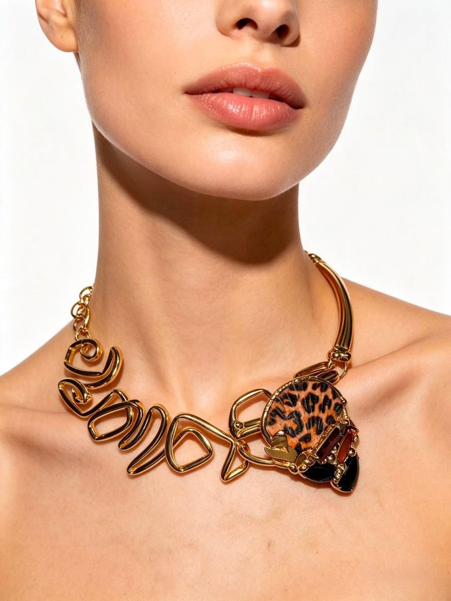 Collar Vuelo Azur, ala de mariposa azul turquesa engastada en oro