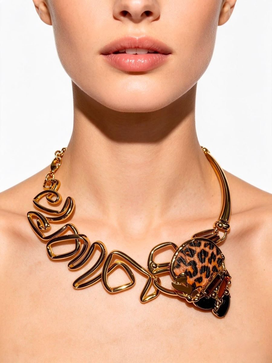 Collar Vuelo de Zafiro, ala de mariposa azul engastada en oro